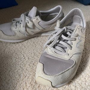 New Balance 420 sneakers creme white size 8.5